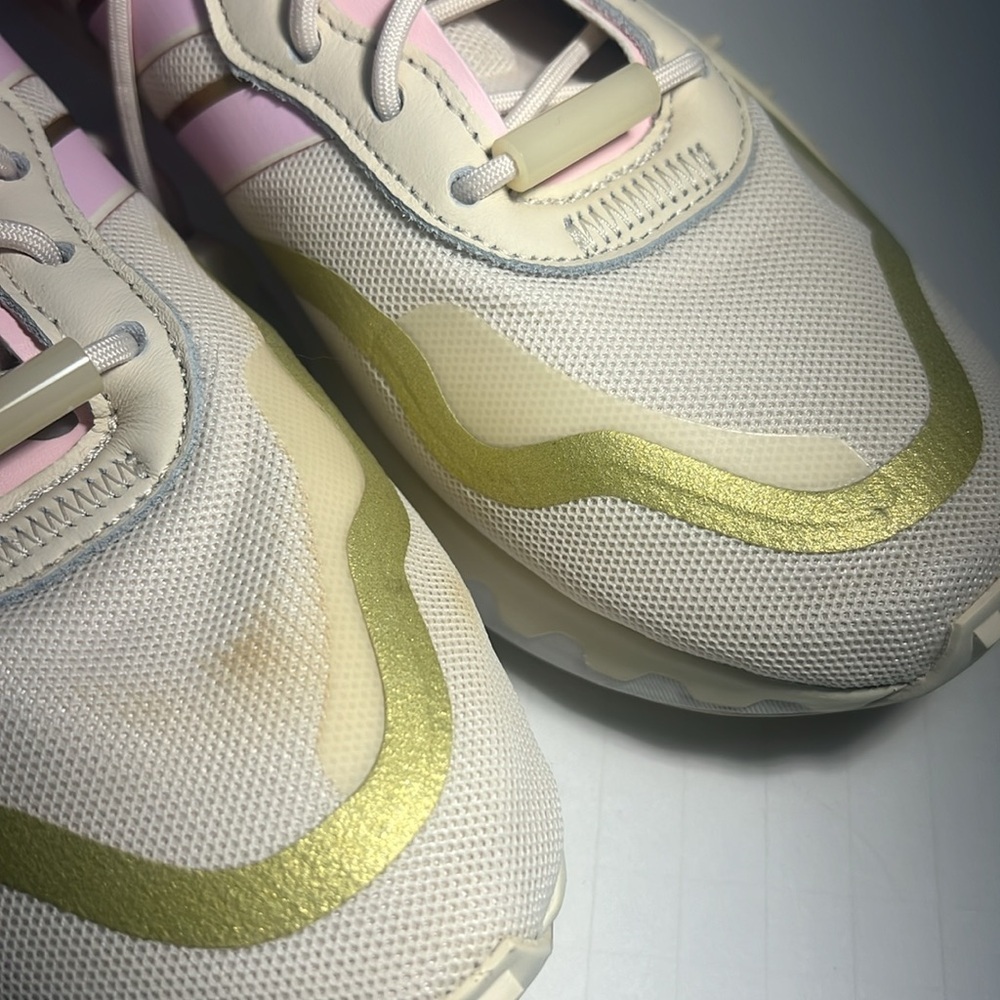 Adidas tennis shoes size 8.5 - Picture 3 of 7